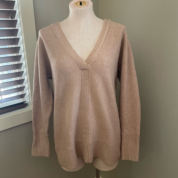 CYNTHIA ROWLEY Blush Pink Wool Blend V Neck Sweater - Picture 1 of 7